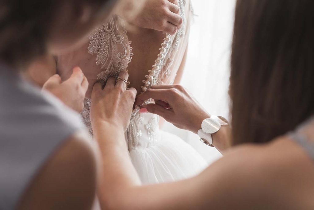 عروس ترتدي فستان سهرة أنيق في دبي – مجموعة Sponsa Bridal