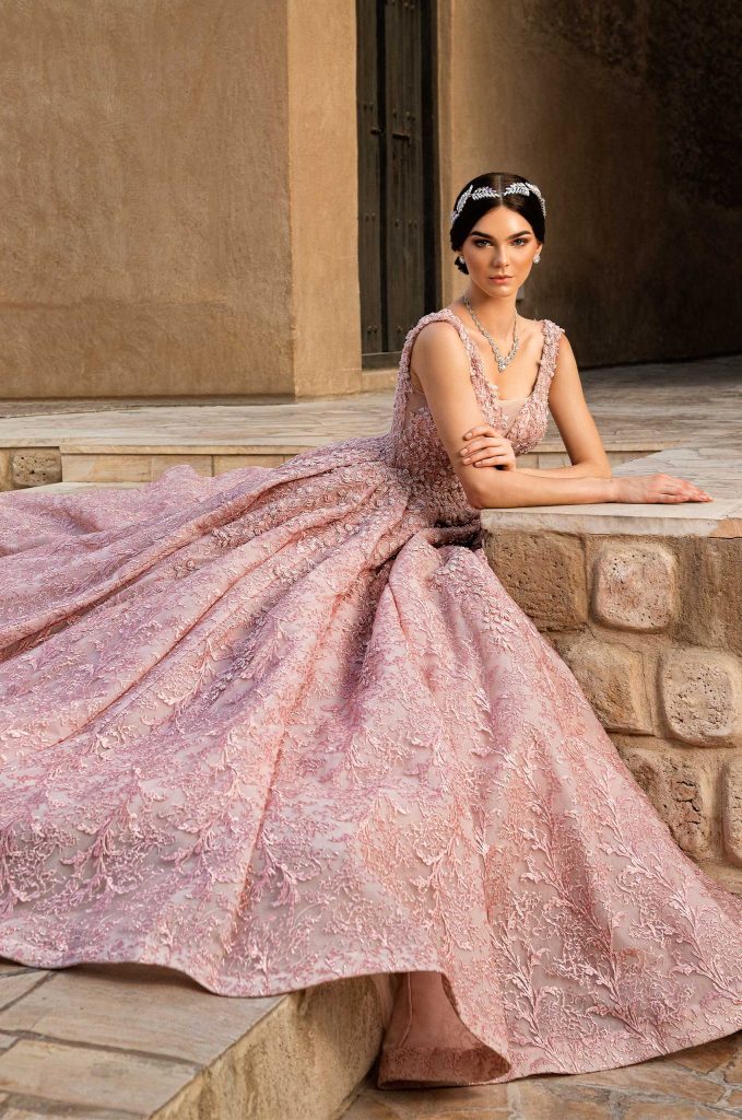 عروس ترتدي فستان سهرة أنيق في دبي – مجموعة Sponsa Bridal